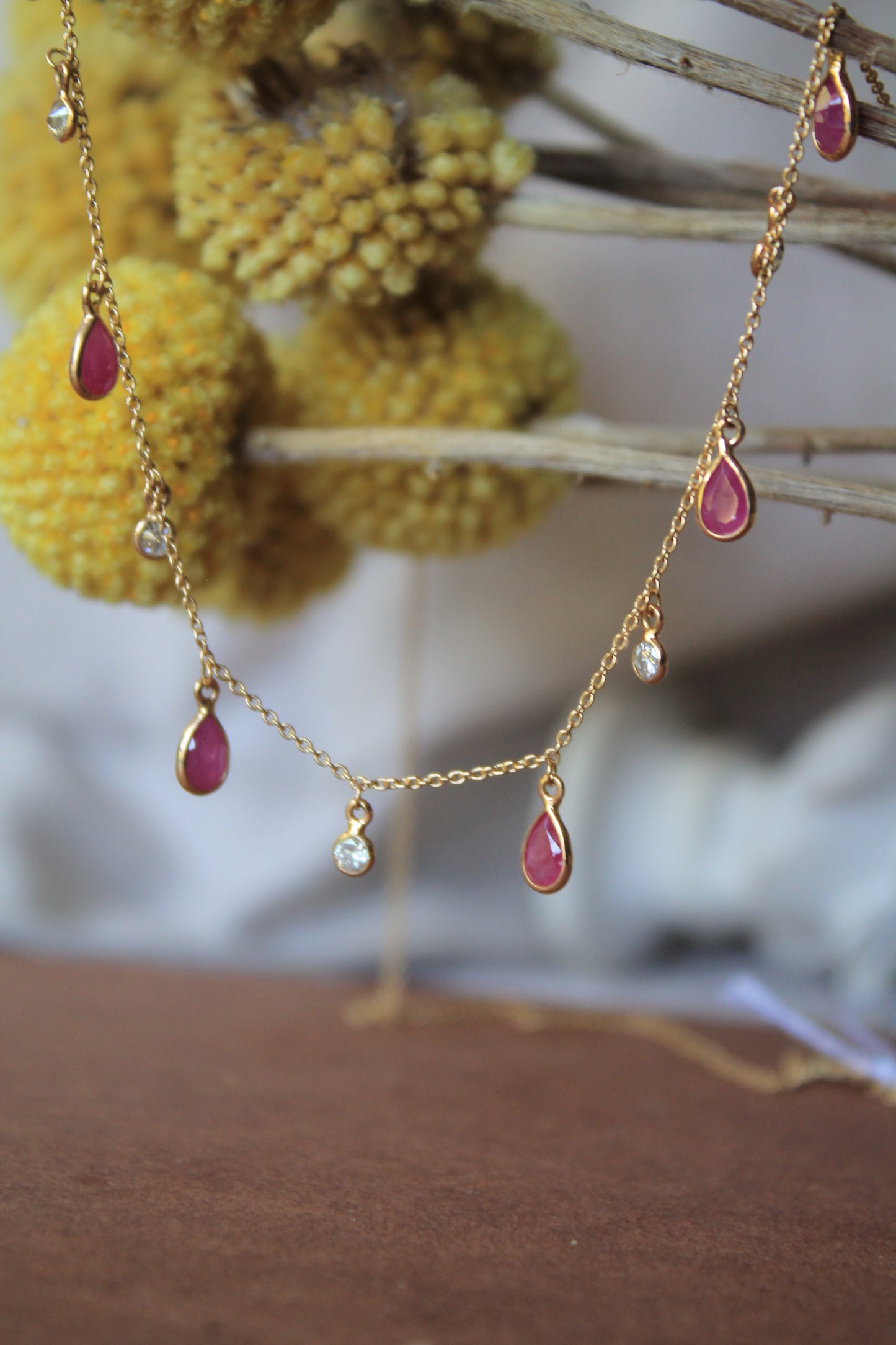 Collar borlas oro amarillo, rubíes y brillantes