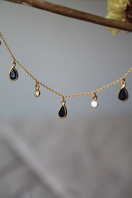 Collar de oro borlas con oro amarillo, zafiros y brillantes.