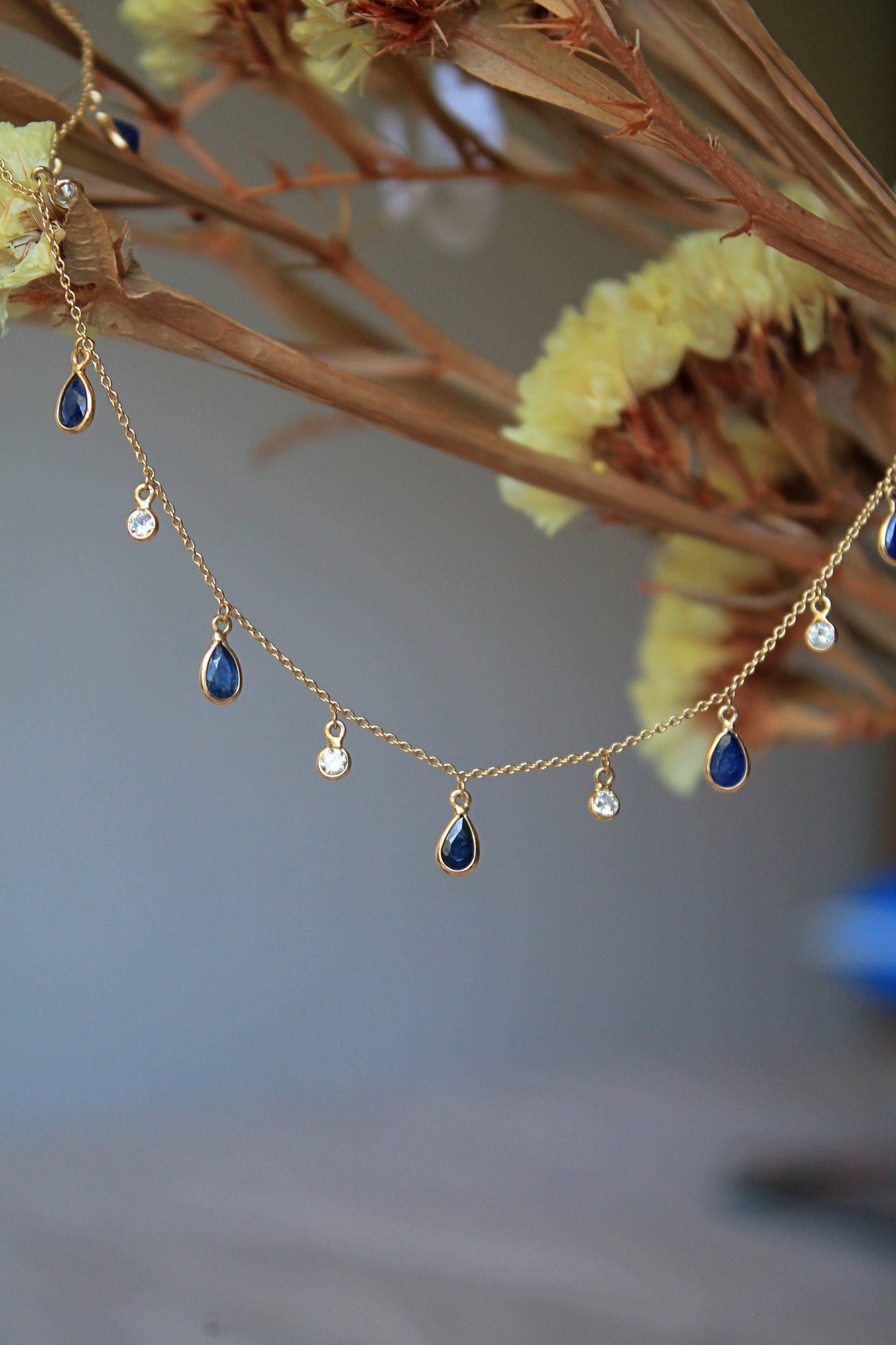 Collar de oro borlas con oro amarillo, zafiros y brillantes.