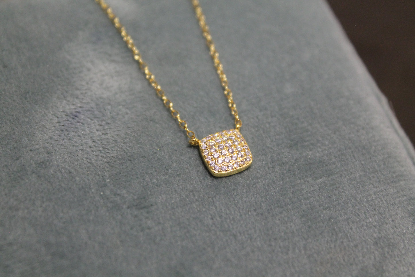 Collar punto de luz cushion, plata 925 con baño de oro de 18k y zirconitas.
