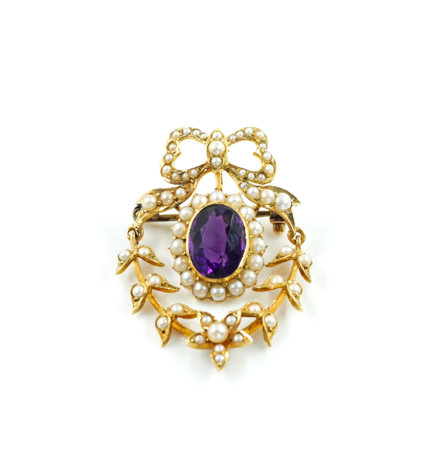 Broche Eduardiano antique de origen europeo, hecho a mano. Formado de oro, amatista y perlas.