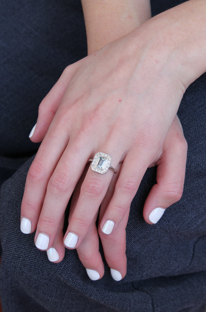 Anillo a pedido, hecho a mano, halo octagonal rectangular, platino, aguamarina y brillantes.