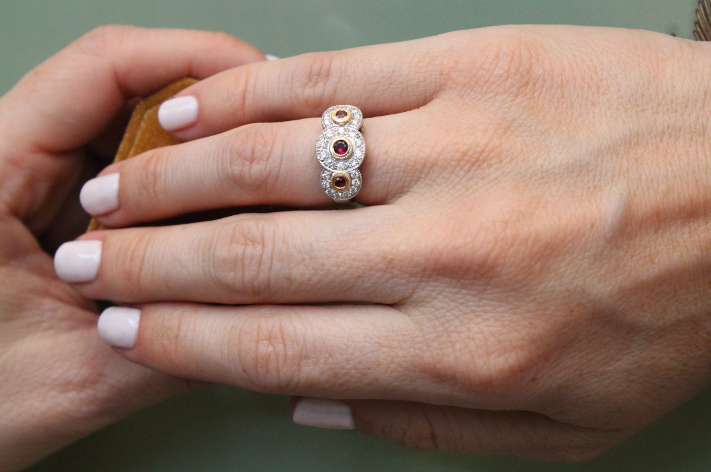Anillo a pedido, hecho a mano, platino, oro amarillo, brillantes y rubíes.