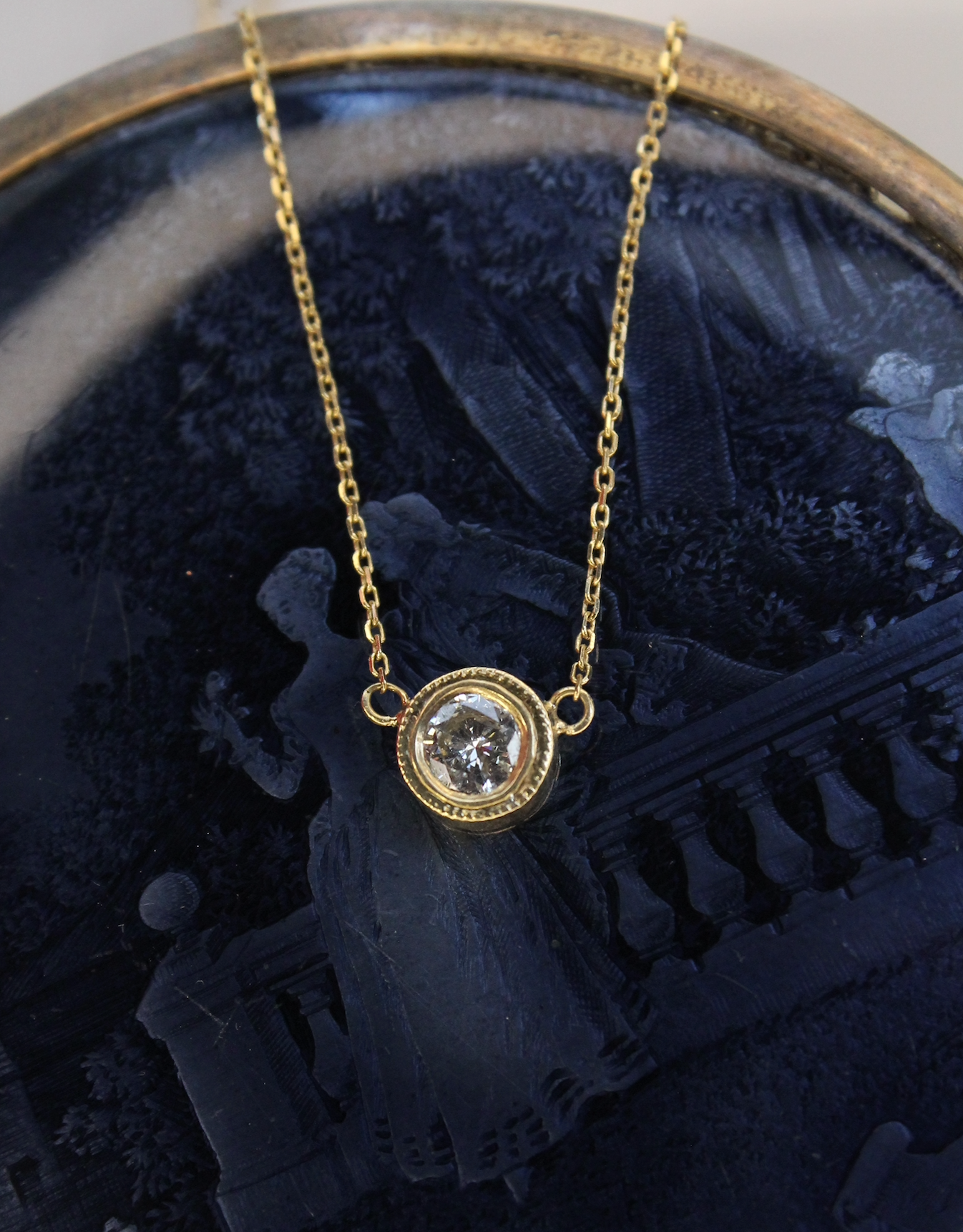 Punto de luz hecho a mano, oro amarillo 18k y brillante en bisel.