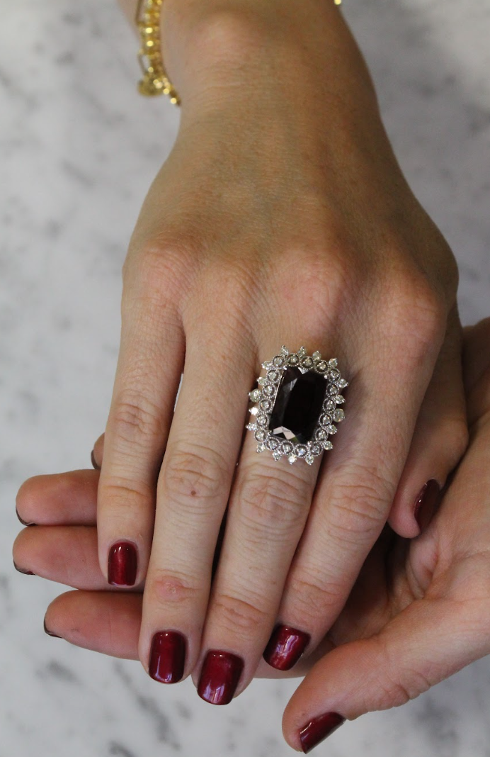 Anillo europeo hecho a mano, oro blanco italiano, turmalina rubelita y brillantes.