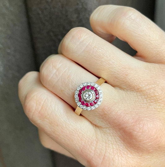 Anillo a pedido, hecho a mano, platino, oro amarillo, rubí y brillantes.