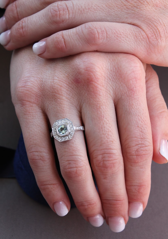 Anillo a pedido, modelo halo hexagonal, platino, aguamarina y brillantes.