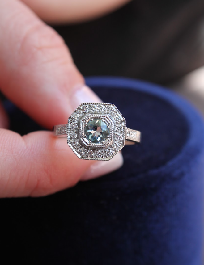 Anillo a pedido, modelo halo hexagonal, platino, aguamarina y brillantes.