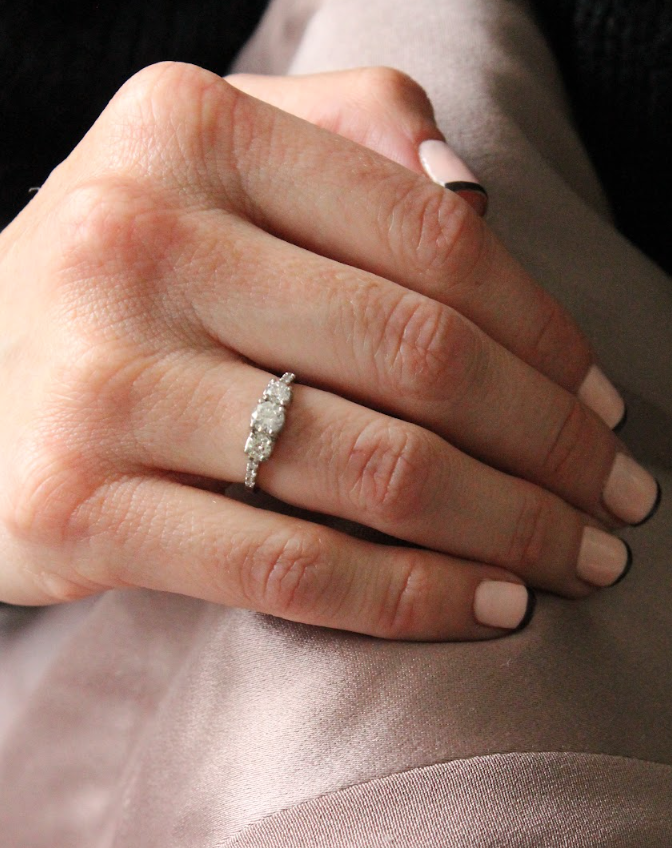 Anillo a pedido, modelo tricillo, hecho a mano, platino y brillantes.