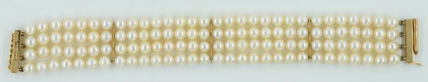 Pulsera europea, cuatro hileras con perlas cultivadas. Cierre corredizo de oro.