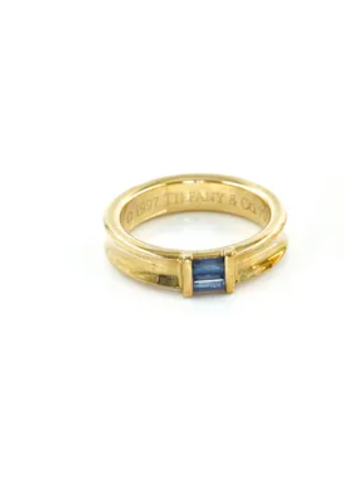 Anillo cintillo Tiffany & Co. Oro amarillo de 18k y zafiros.