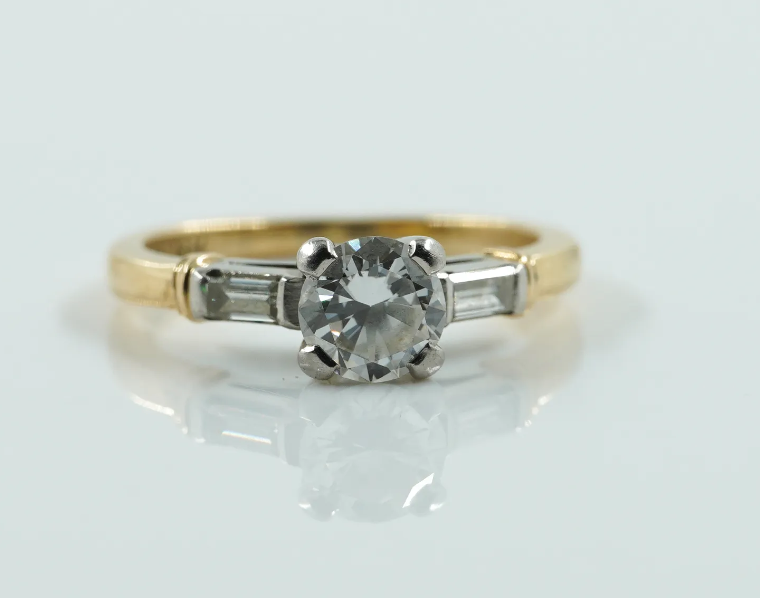 Anillo solitario europeo estilo antique, hecho a mano, oro blanco y amarillo con diamantes.