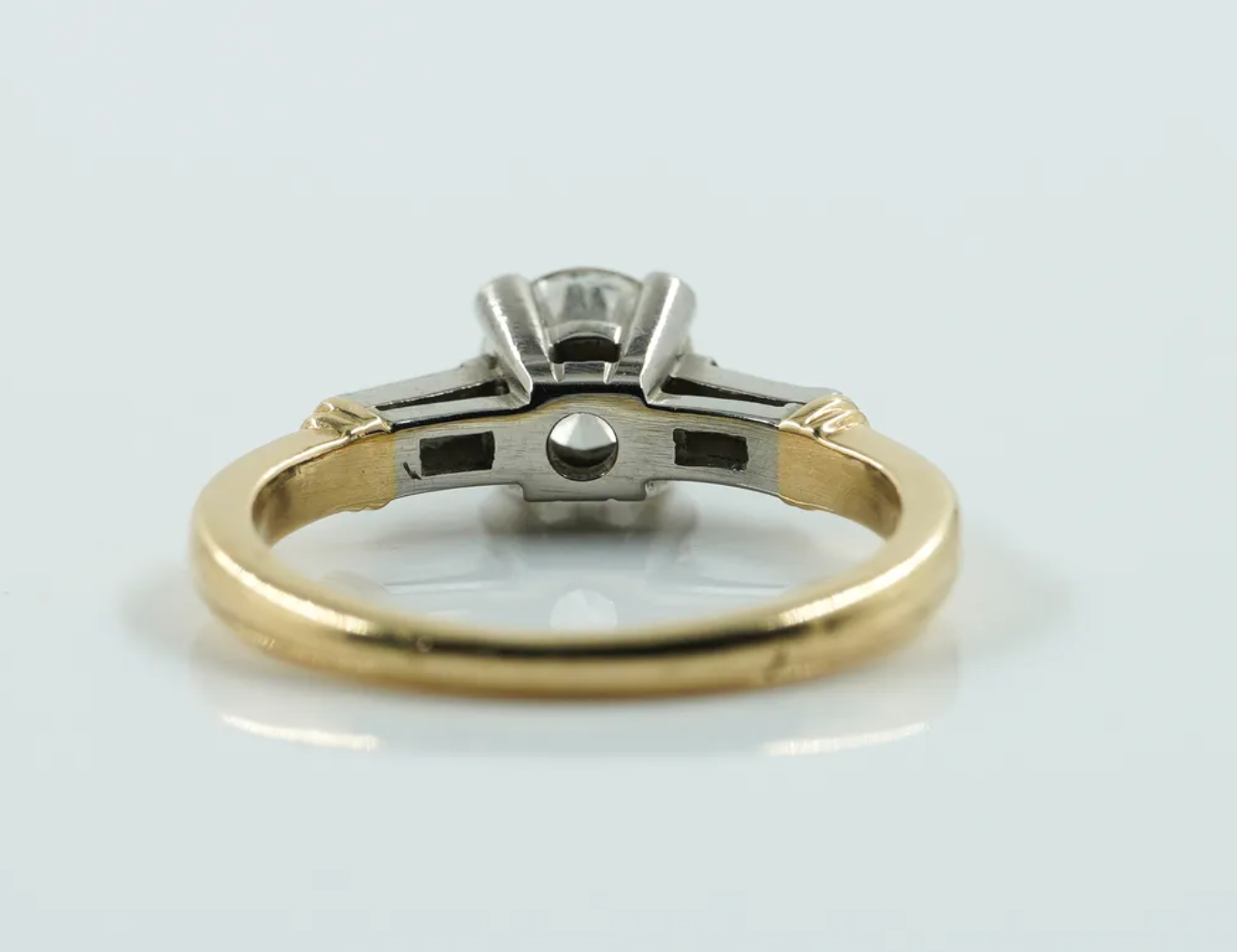 Anillo solitario europeo estilo antique, hecho a mano, oro blanco y amarillo con diamantes.