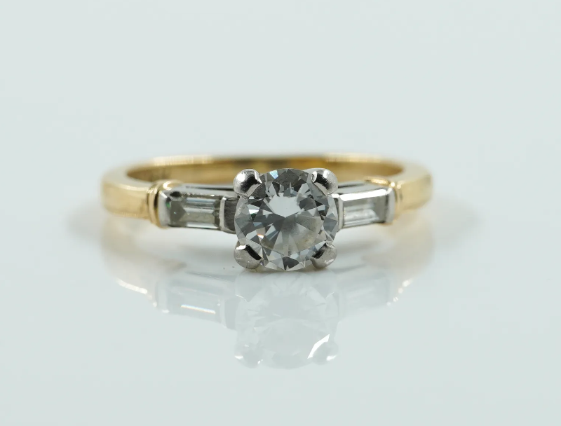 Anillo solitario europeo estilo antique, hecho a mano, oro blanco y amarillo con diamantes.