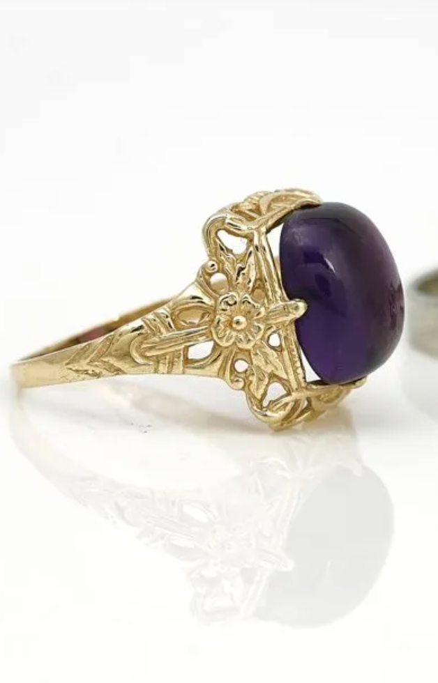 Anillo antique con decoración floral, de origen europeo y hecho a mano. Oro amarillo y amatista.