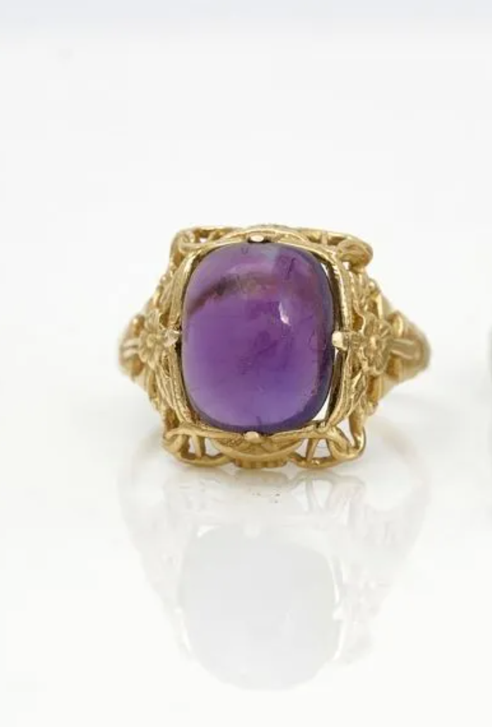 Anillo antique con decoración floral, de origen europeo y hecho a mano. Oro amarillo y amatista.