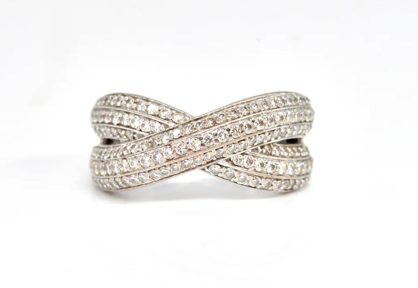 Anillo contemporáneo entrelazado, hecho a mano, oro blanco Italiano y brillantes.