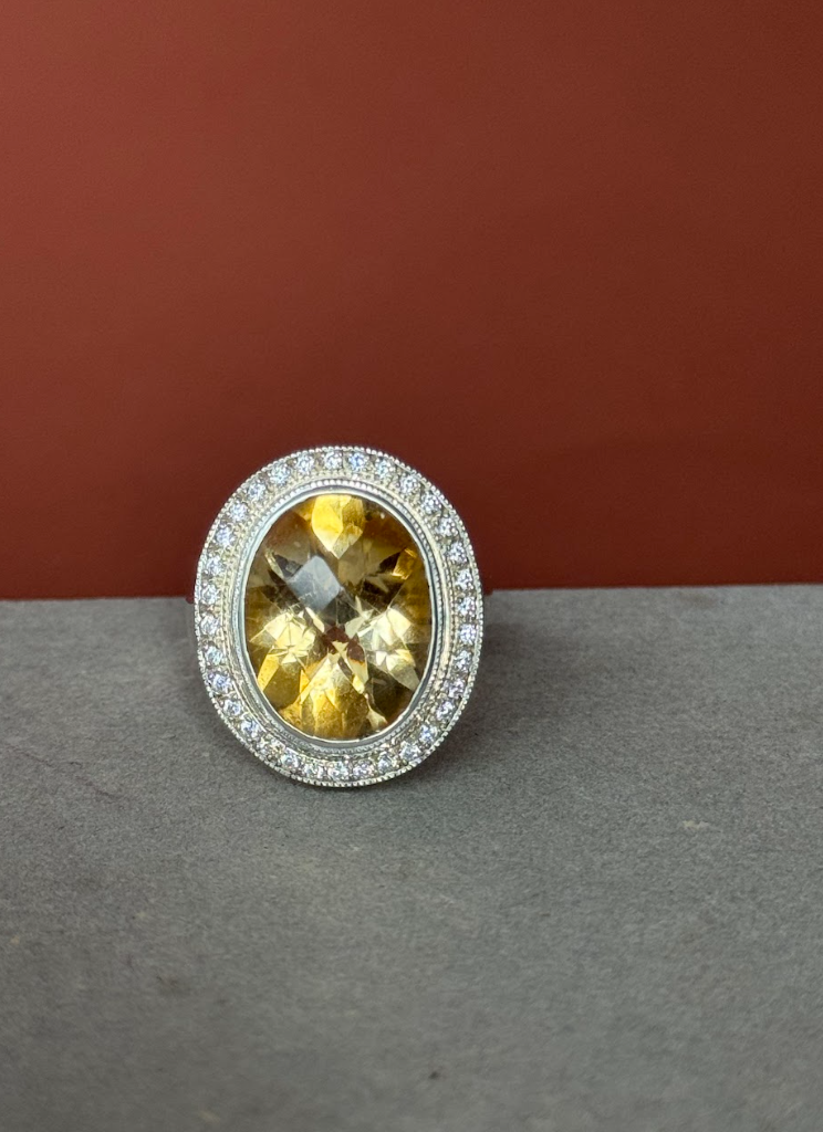 Anillo hecho a mano, plata 925, baño de rodio platino, Cuarzo citrino central y zirconitas incoloras.