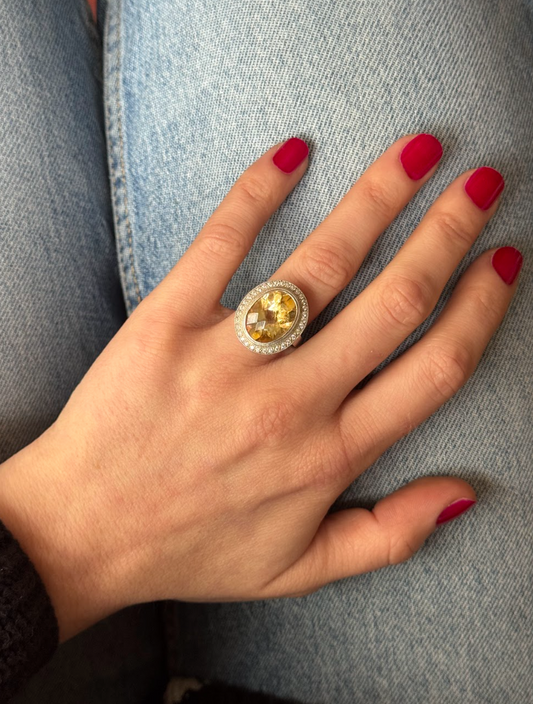 Anillo hecho a mano, plata 925, baño de rodio platino, Cuarzo citrino central y zirconitas incoloras.