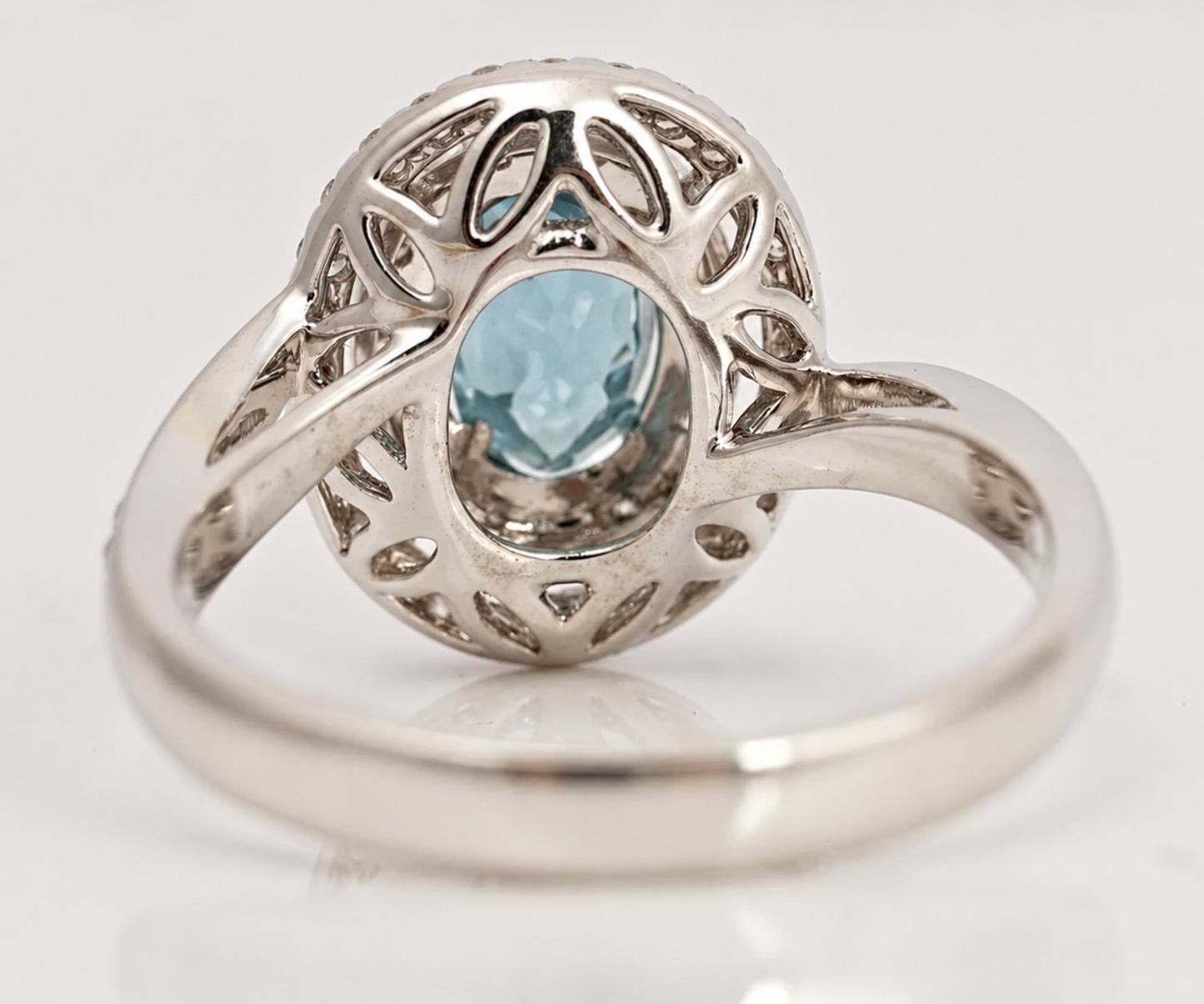 Anillo europeo, hecho a mano, oro blanco italiano, brillantes y aguamarina