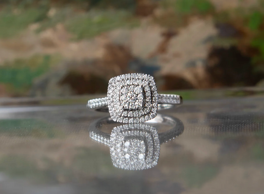 Anillo halo oro blanco y brillantes