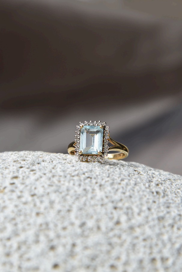 Anillo oro amarillo y aguamarina