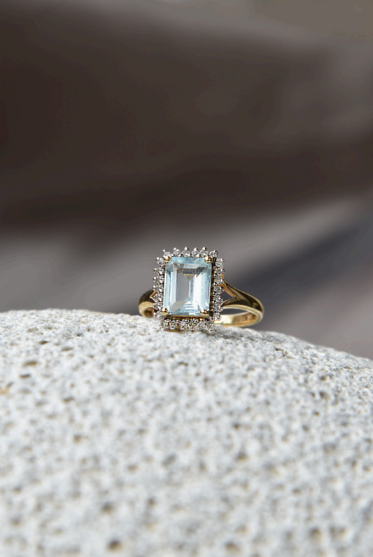 Anillo oro amarillo y aguamarina