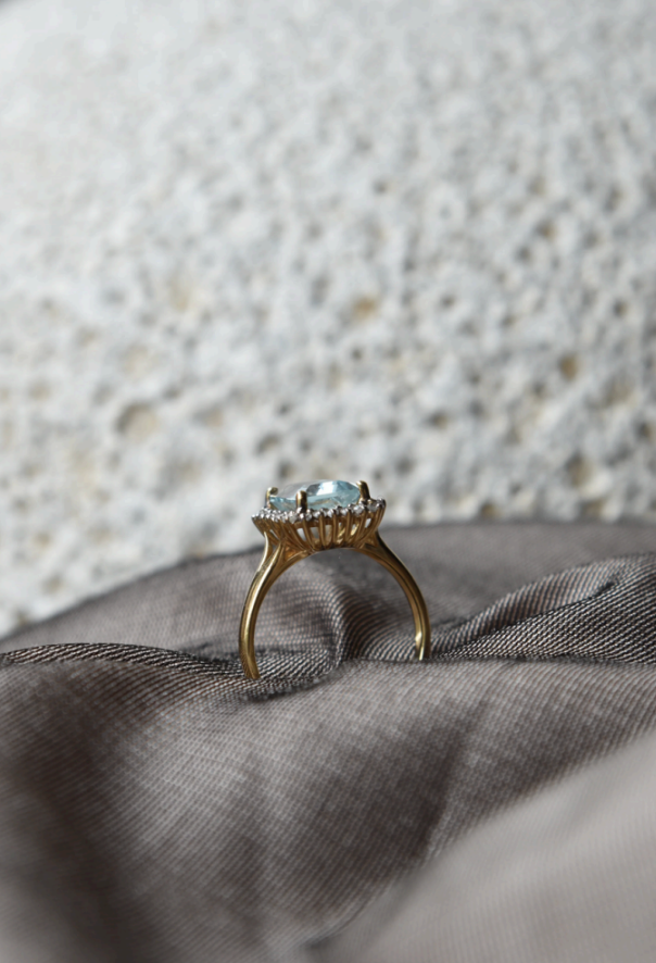 Anillo oro amarillo y aguamarina