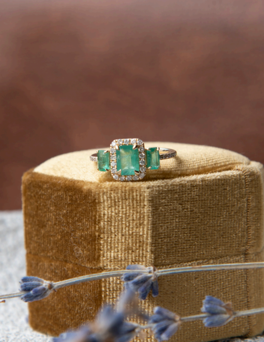 Anillo oro amarillo, esmeralda y brillantes