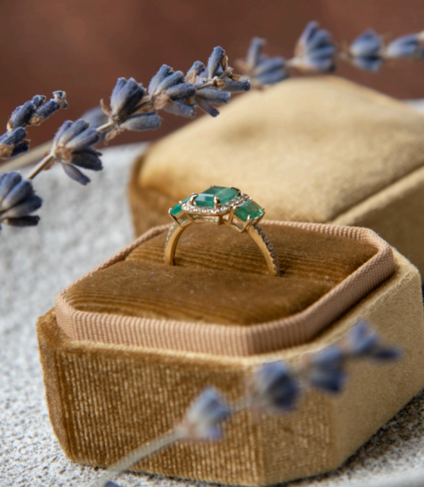 Anillo oro amarillo, esmeralda y brillantes