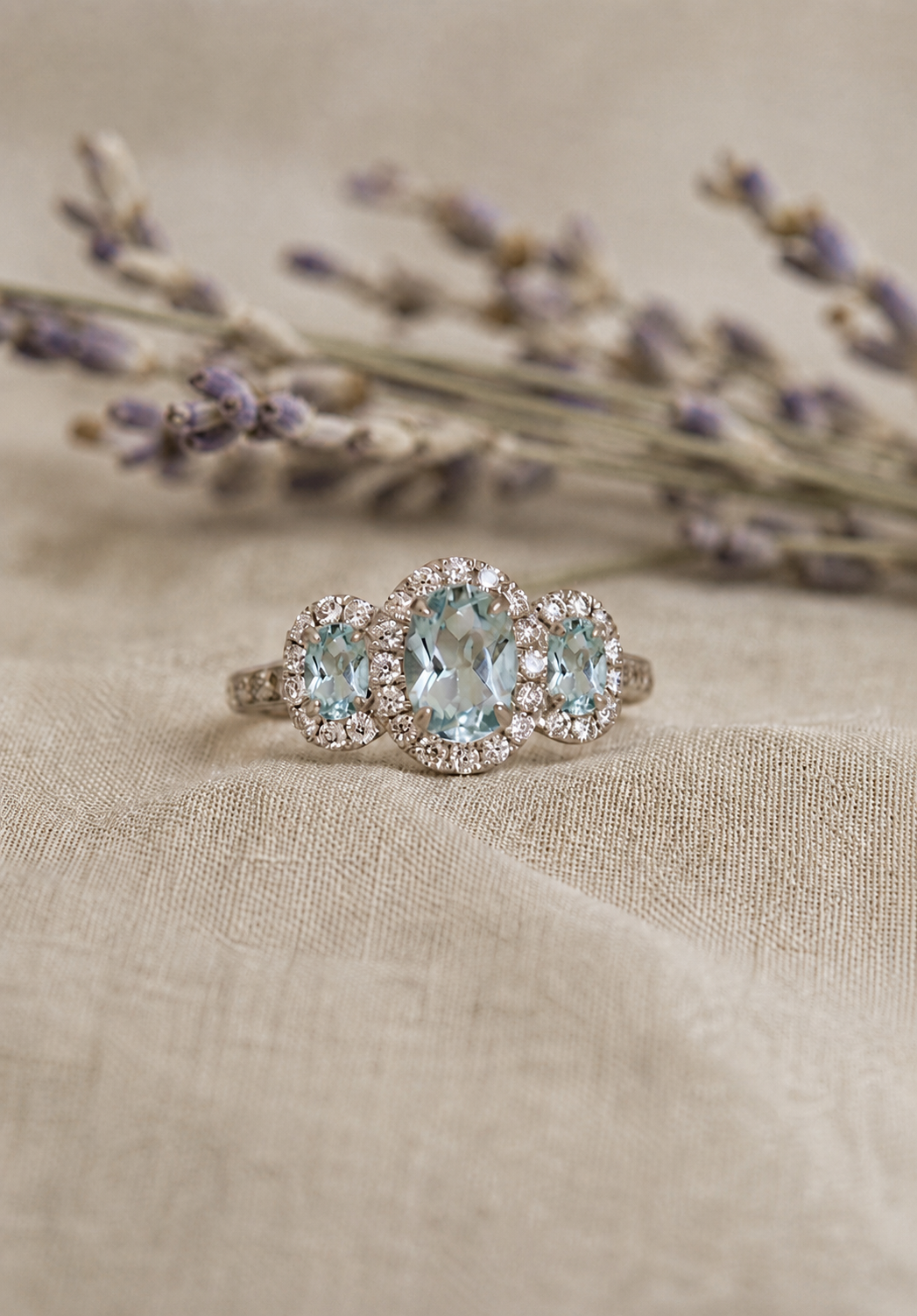 Anillo triple halo, oro blanco, aguamarina y brillantes