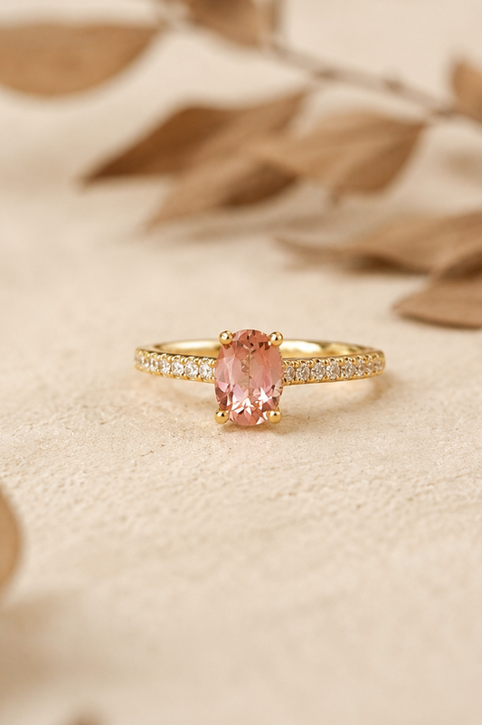 Anillo solitario oro amarillo, turmalina y brillantes