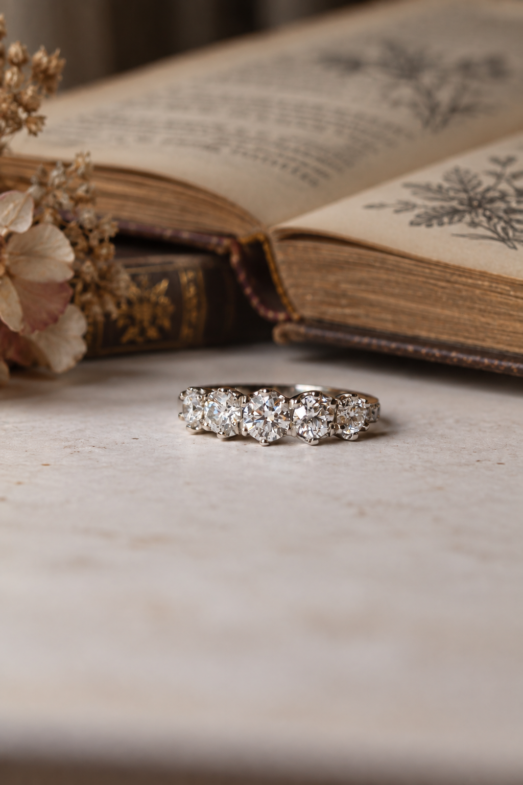 Anillo a pedido, hecho a mano, platino, y brillantes