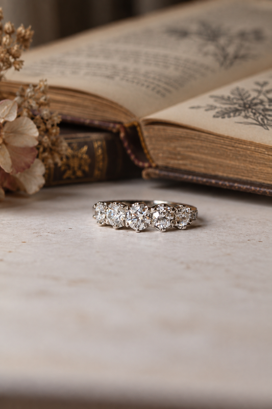 Anillo a pedido, hecho a mano, platino, y brillantes