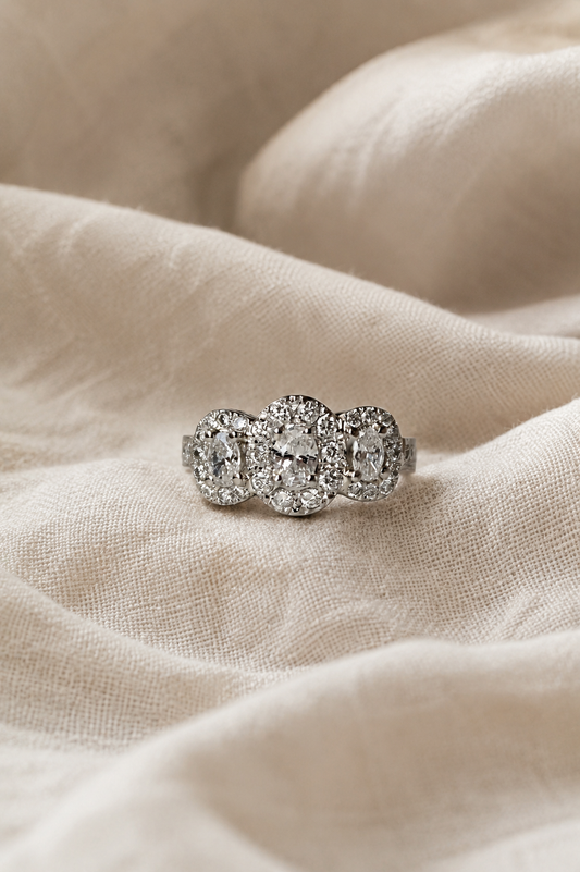 Anillo a pedido, hecho a mano, platino, y brillantes