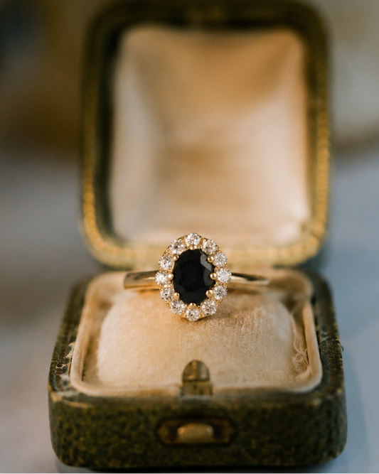 Anillo oro amarillo, zafiro y brillantes