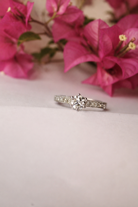 Anillo solitario hecho a mano en platino y brillantes