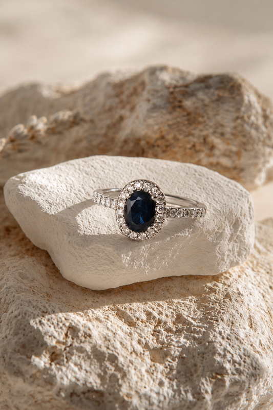 Anillo halo, oro blanco, zafiro y diamantes