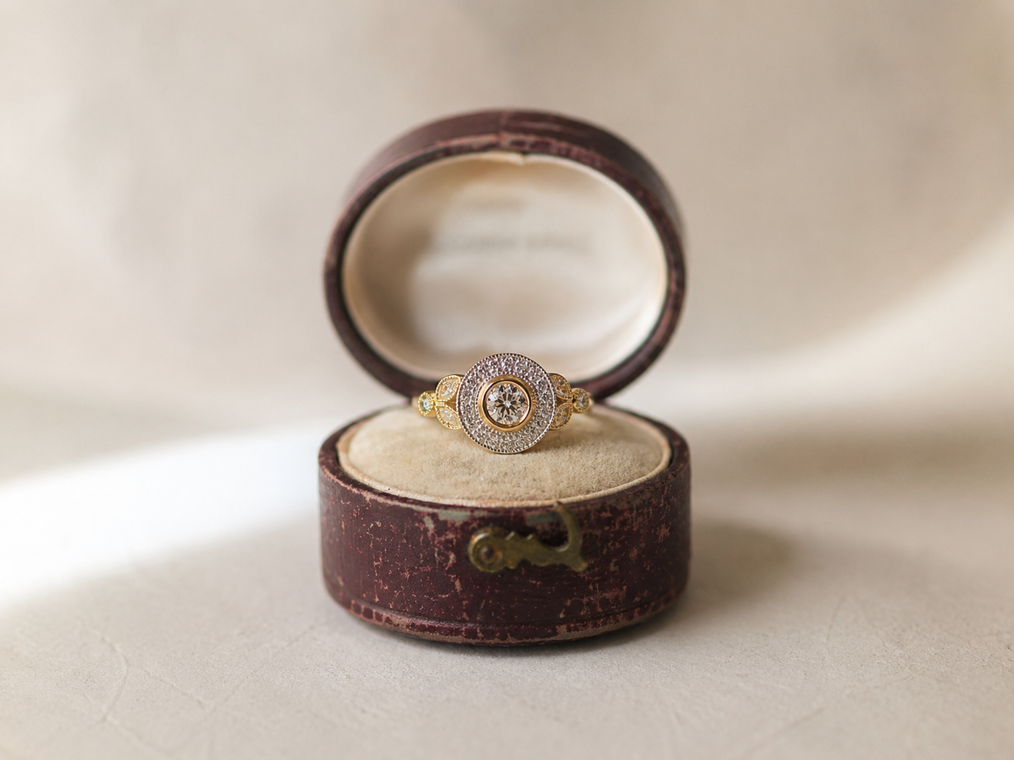 Anillo halo, oro amarillo, platino y brillantes