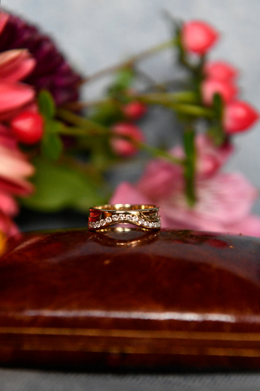 Anillo medio cintillo europeo diseño curvo, metal oro amarillo y brillantes.