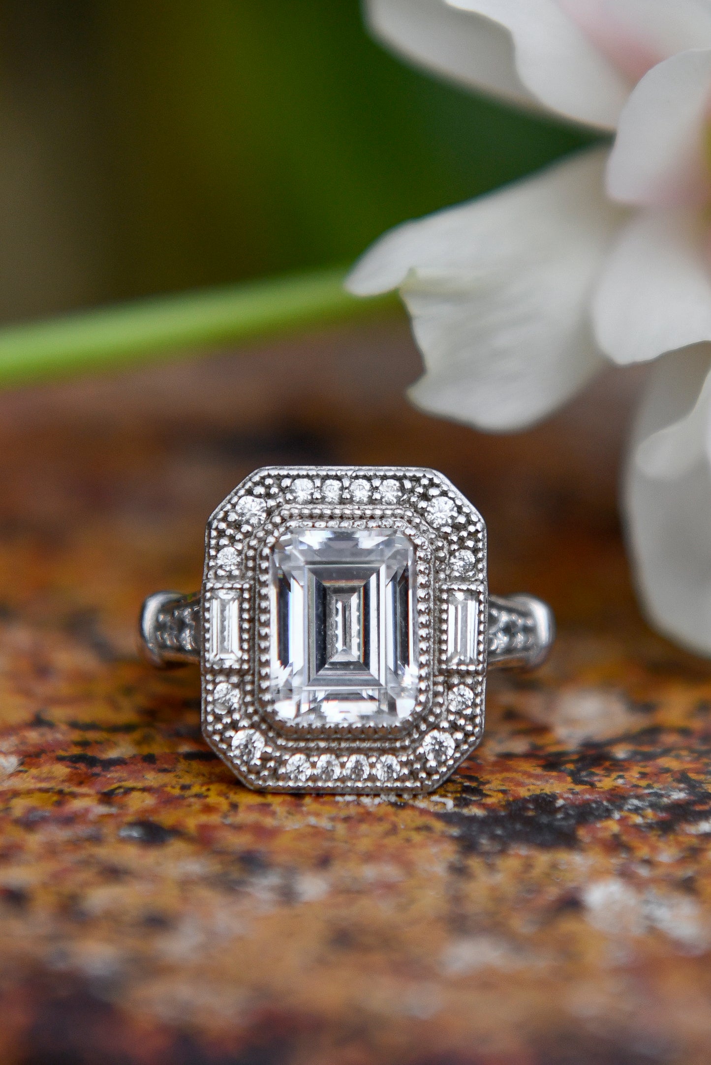 Anillo modelo octogonal, plata 925, Moissanita central rodeada por zirconitas.