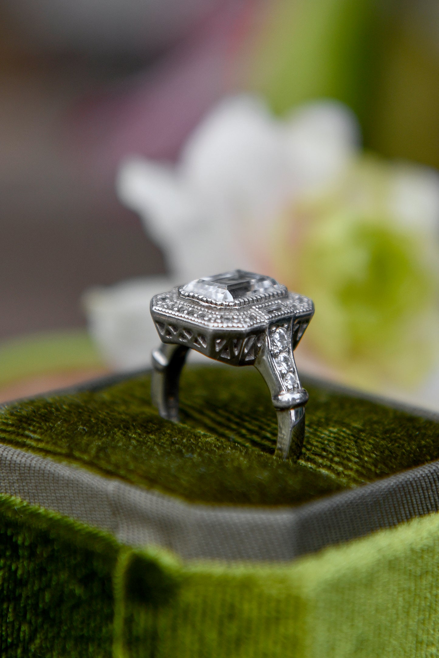 Anillo modelo octogonal, plata 925, Moissanita central rodeada por zirconitas.