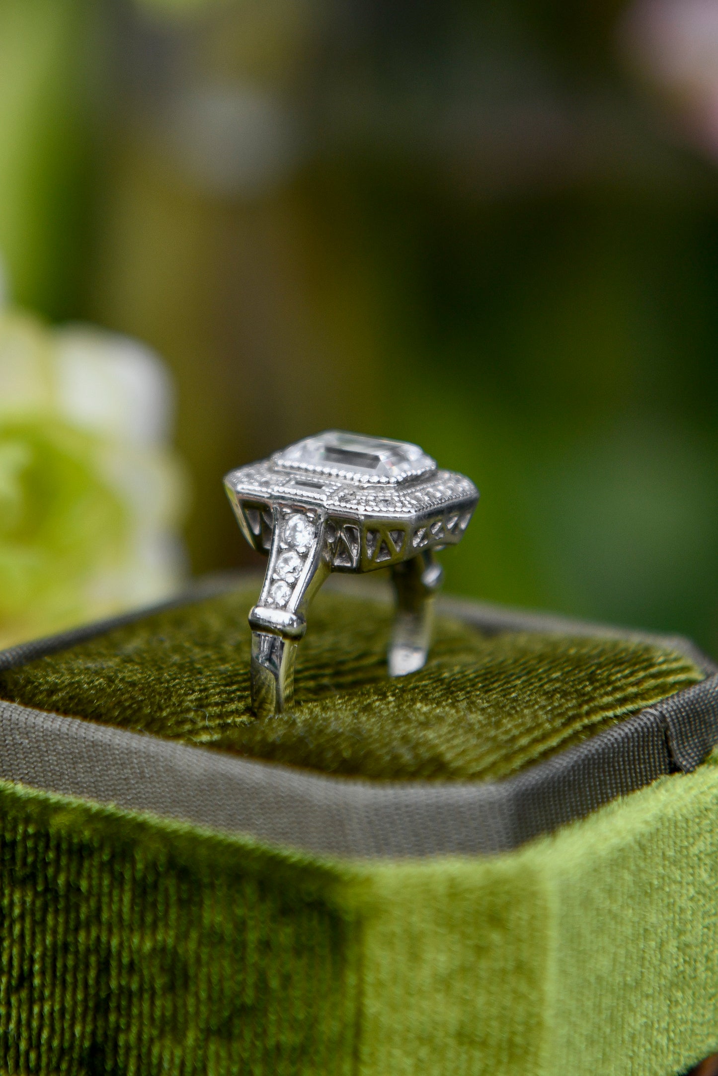 Anillo modelo octogonal, plata 925, Moissanita central rodeada por zirconitas.
