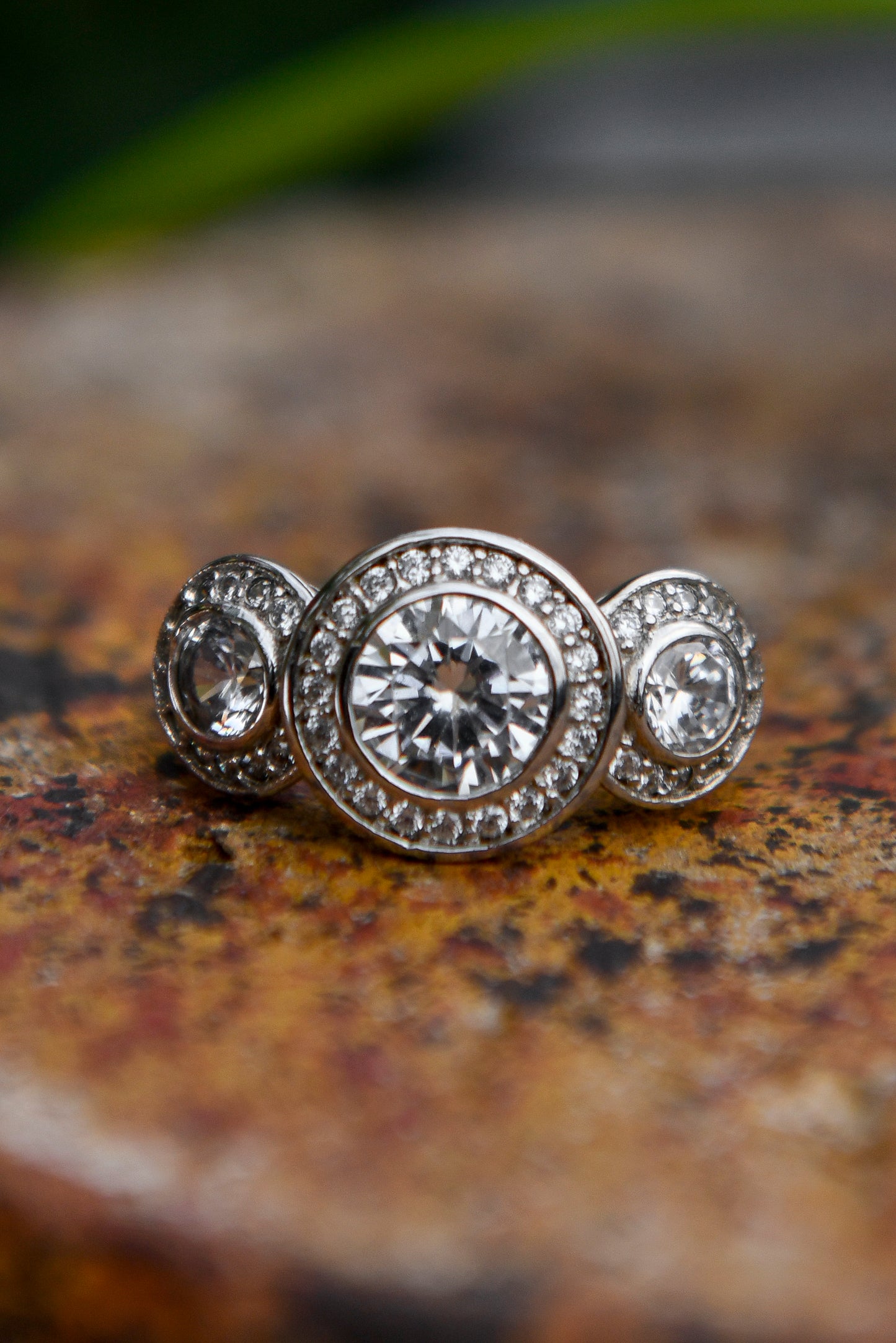 Anillo plata 925, con baño de rodio platino y zirconitas. Hecho a maquina.