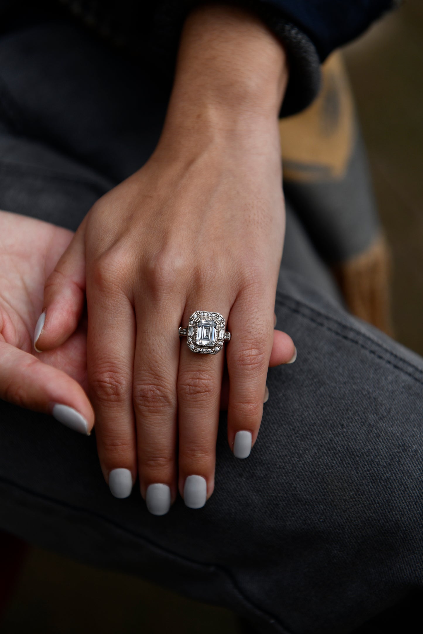 Anillo modelo octogonal, plata 925, Moissanita central rodeada por zirconitas.