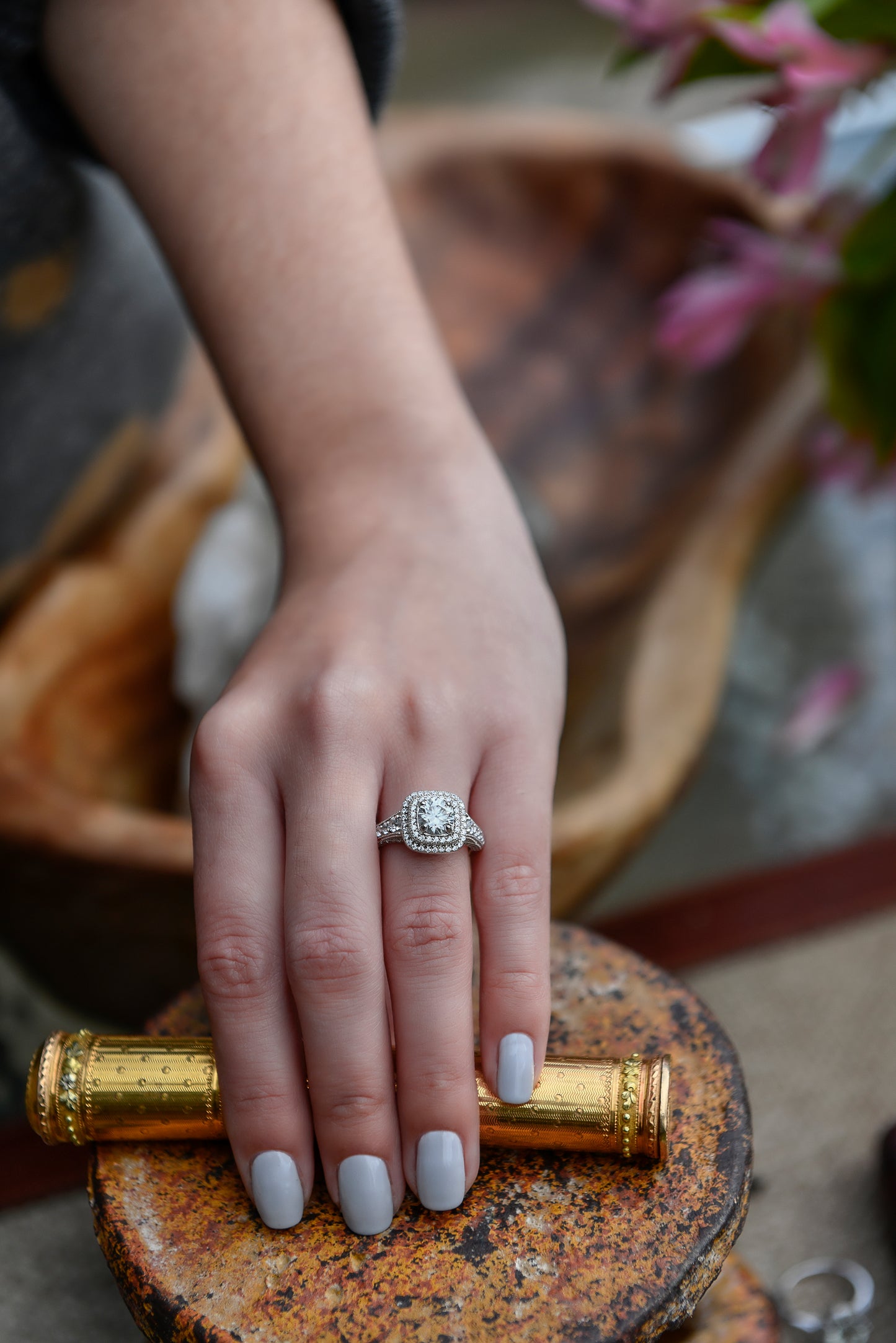 Anillo modelo halo cushion, plata 925, Moissanita central rodeada por zirconitas.