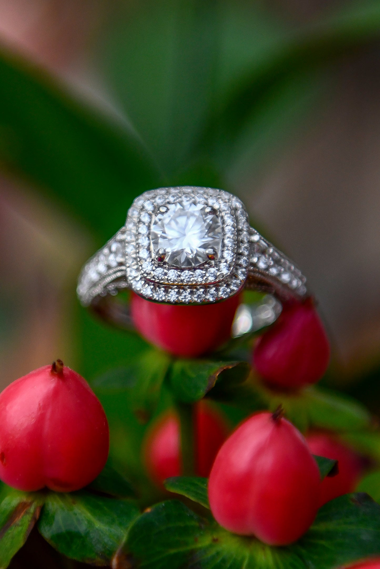 Anillo modelo halo cushion, plata 925, Moissanita central rodeada por zirconitas.