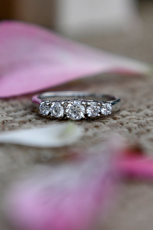 Anillo modelo quintillo a pedido, hecho a mano de platino y brillantes.