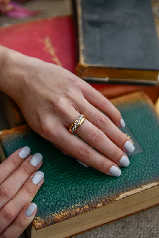 Anillo medio cintillo europeo, hecho a mano, con brillantes y oro amarillo.