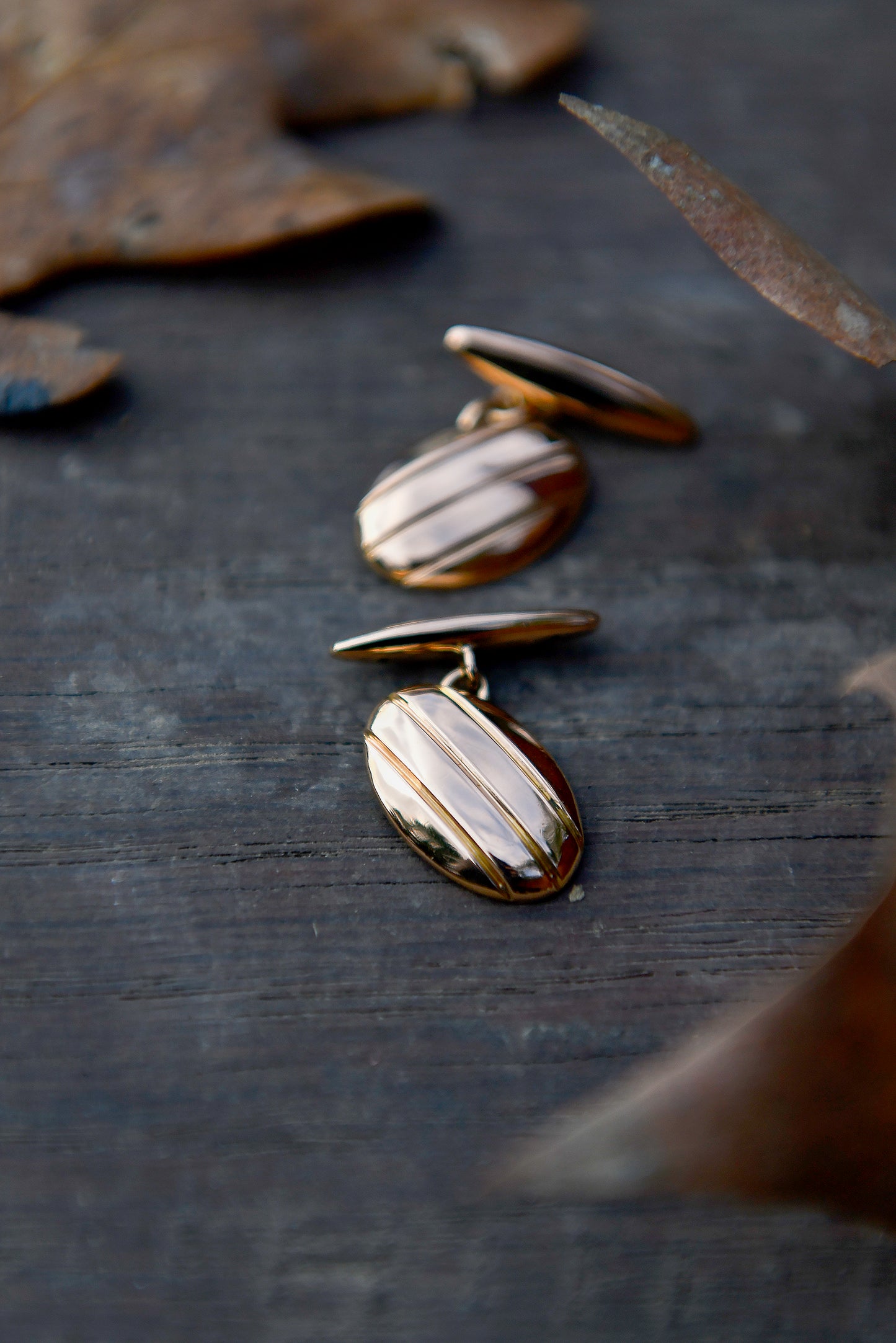 Colleras inglesas diseño ovalado con líneas rectas, hechas a mano de oro miel.